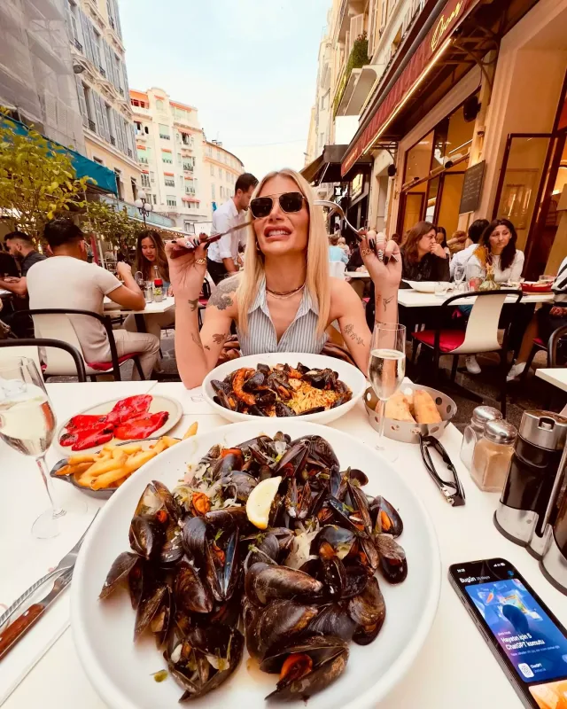 İrem sevgilisi ilə Fransaya getdi