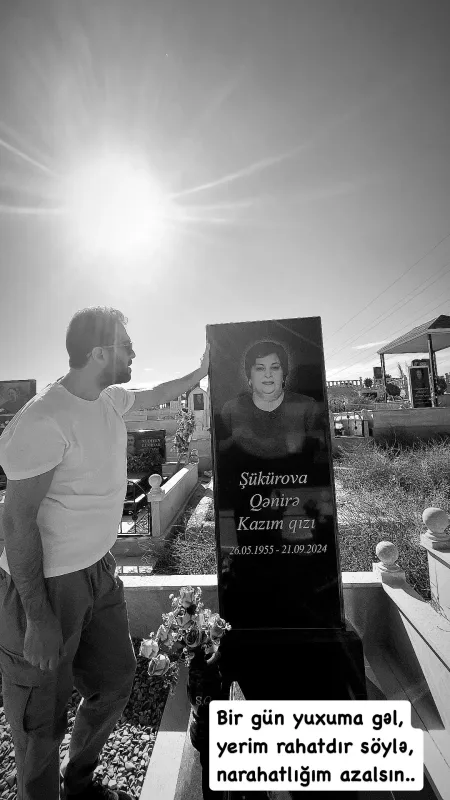 Namiq anasının məzarı başında...