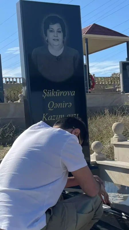 Namiq anasının məzarı başında...