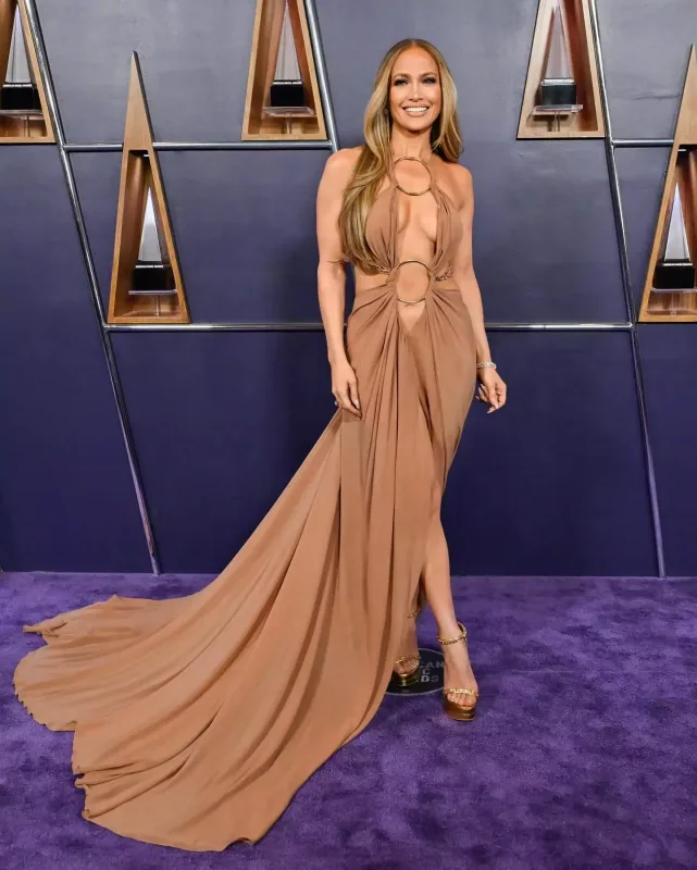 Qırmızı xalıda diqqət çəkənlər...