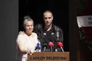 Atasının dəfnində gülməyi müzakirə yaratdı