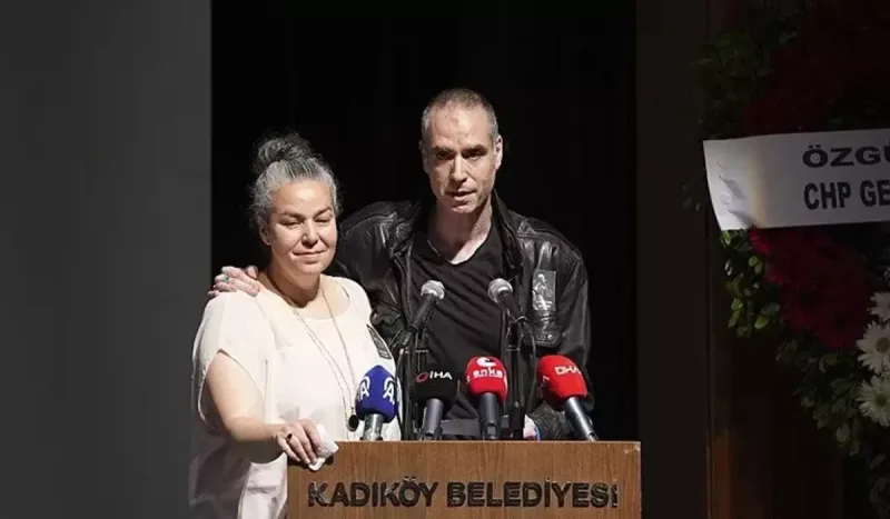 Atasının dəfnində gülməyi müzakirə yaratdı