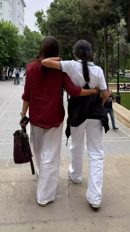 Gülay qızı ilə gəzintidə