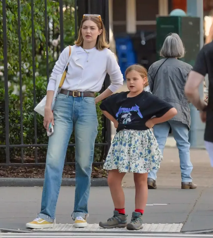 20 yaş böyük sevgilisinin qızı ilə görüntüləndi