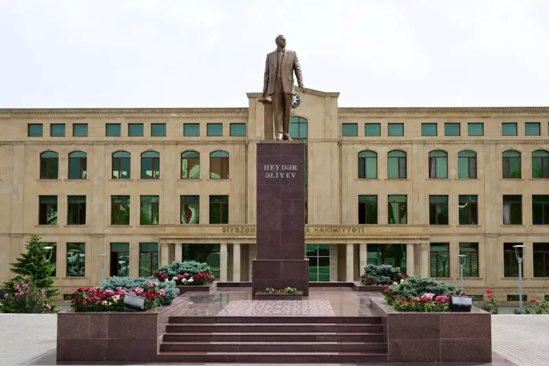 Adil Kərimli Siyəzəndə vətəndaşların müraciətlərini dinləyib