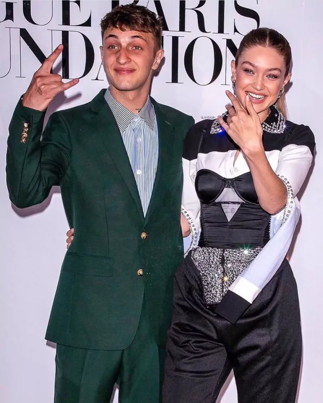 Hadidlərin Aydan adlı bacısı var imiş