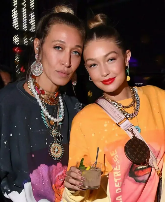 Hadidlərin Aydan adlı bacısı var imiş