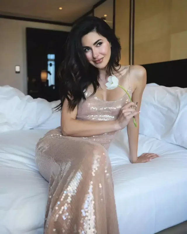 Nəsrindən yataqda fotolar