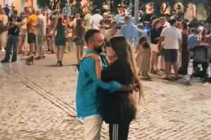 Azadla xanımı İtaliyada meydanda belə rəqs etdi