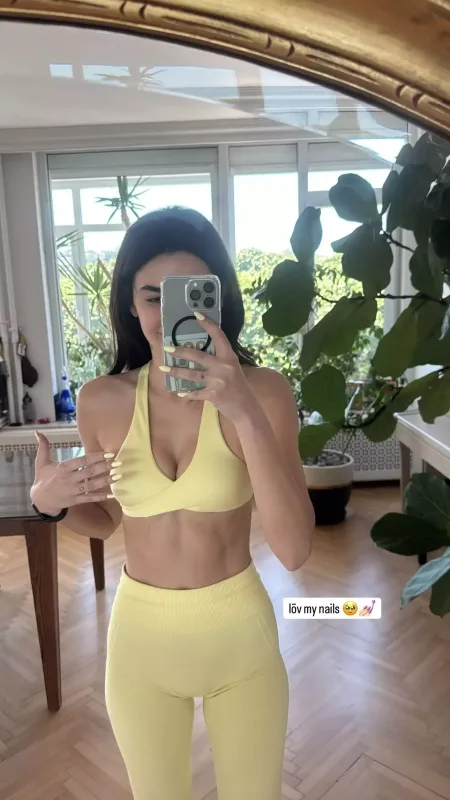 Nəsrinin düzgün bədən quruluşu…