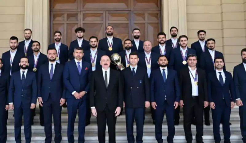 Prezident qalib futbolçularla görüşdü - Fotolar