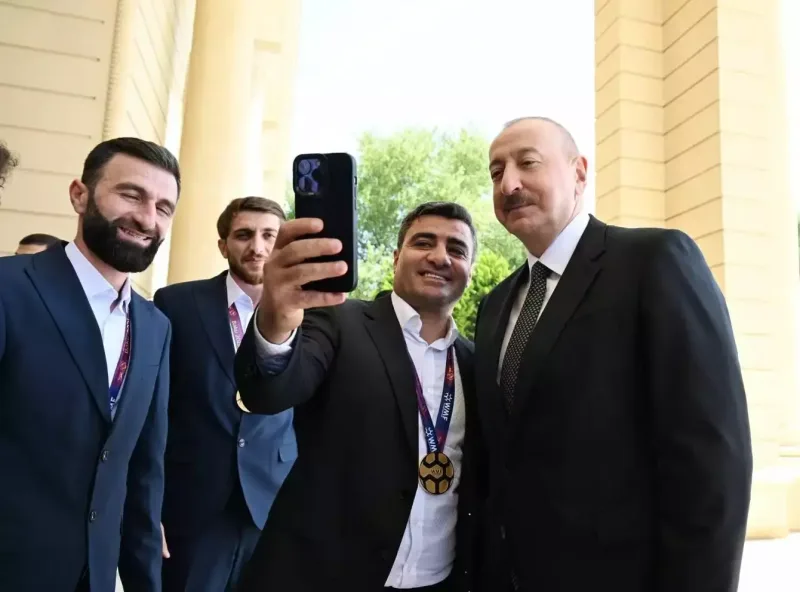 Prezident qalib futbolçularla görüşdü - Fotolar