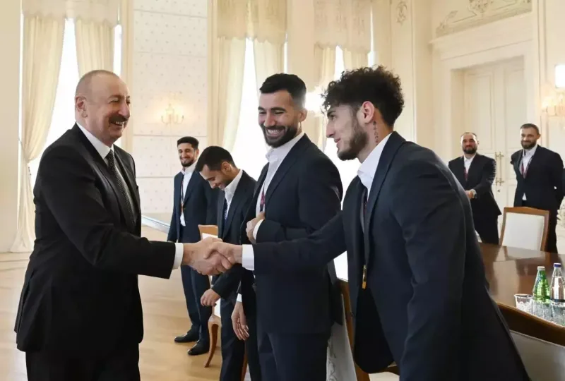 Prezident qalib futbolçularla görüşdü - Fotolar