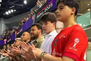 Emin oğulları ilə millimizin oyununu izlədi - Video