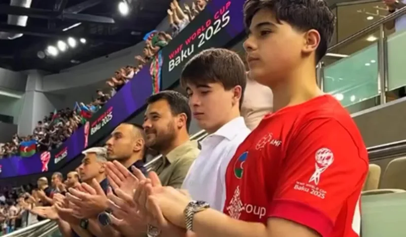 Emin oğulları ilə millimizin oyununu izlədi - Video