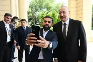 Prezident futbolçularla bir-bir selfi çəkdirdi - Video