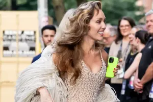 Transparan geyimi diqqət çəkdi