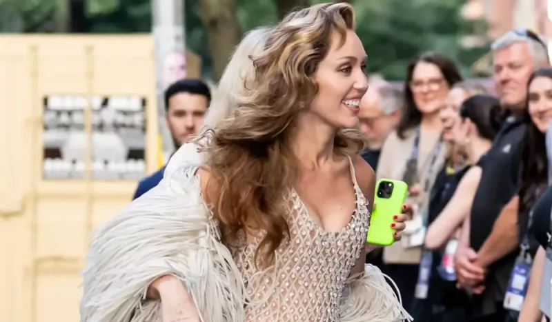 Transparan geyimi diqqət çəkdi