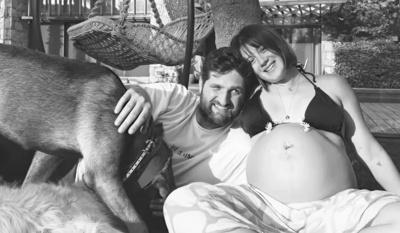 Ana olmağa hazırlaşan aktrisadan əri ilə fotolar