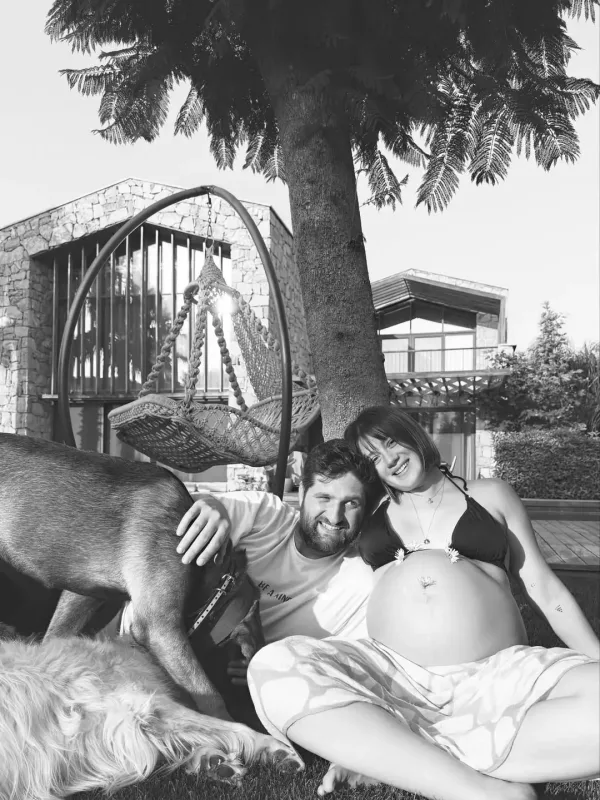 Ana olmağa hazırlaşan aktrisadan əri ilə fotolar