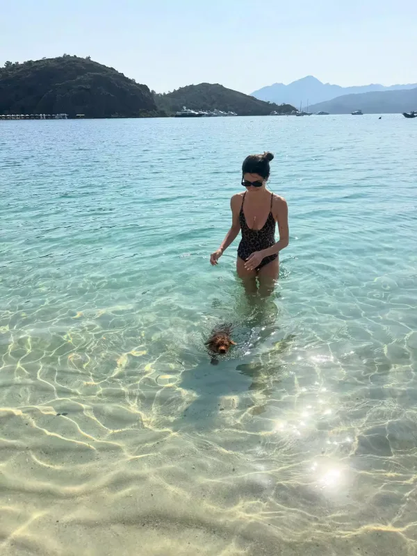 Nəsrin iti ilə istirahətdə