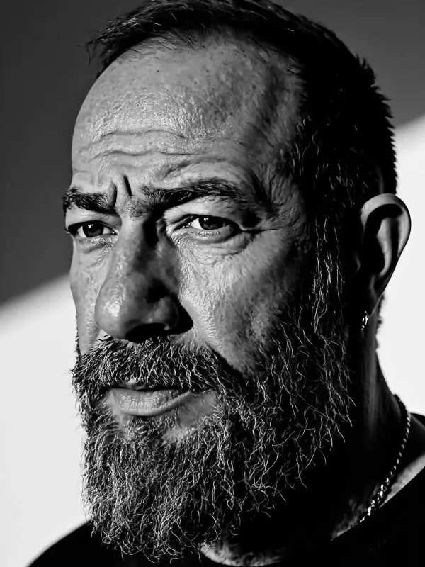 “Manipulyatordur və tələbəsi ilə eşq yaşayır”