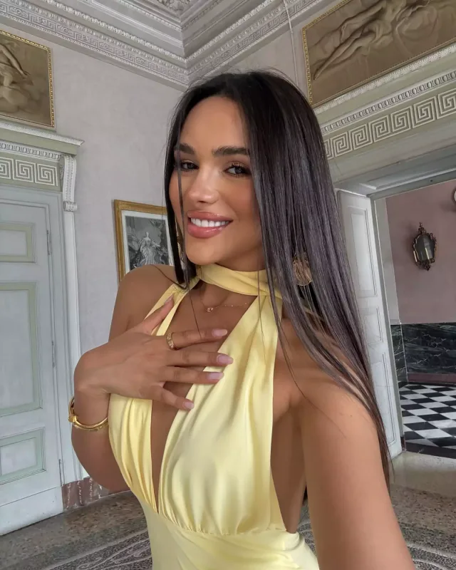 Toya kim nə geyindi?