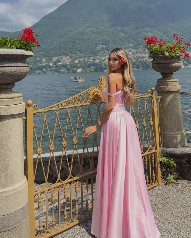 Toya kim nə geyindi?