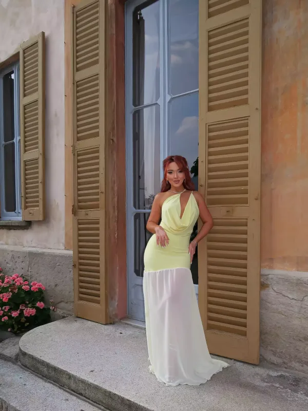 Toya kim nə geyindi?