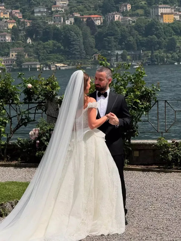 Toya kim nə geyindi?