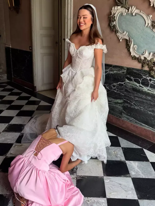 Toya kim nə geyindi?