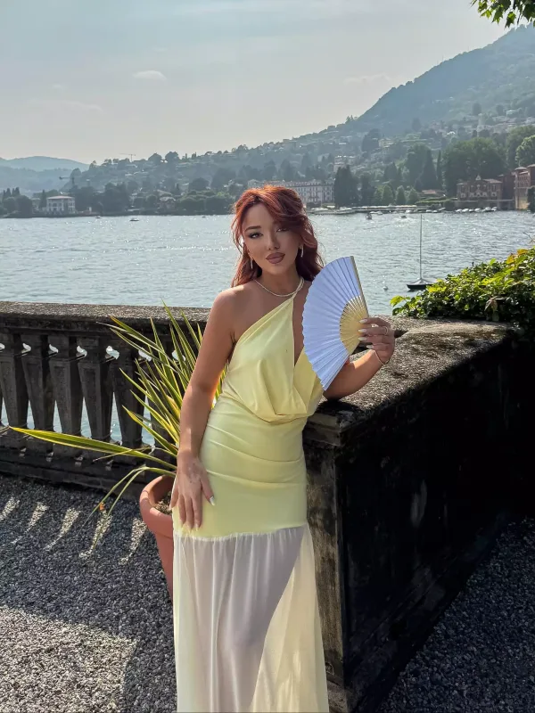 Toya kim nə geyindi?