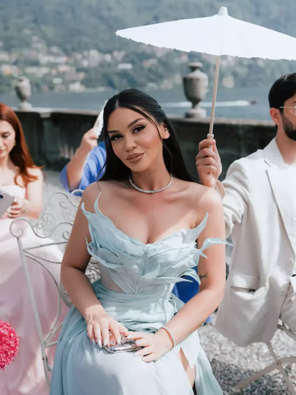 Toya kim nə geyindi?