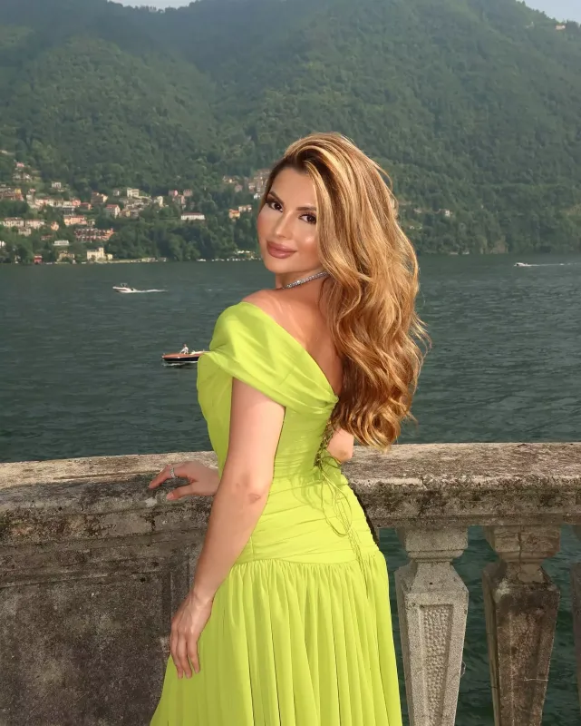 Toya kim nə geyindi?