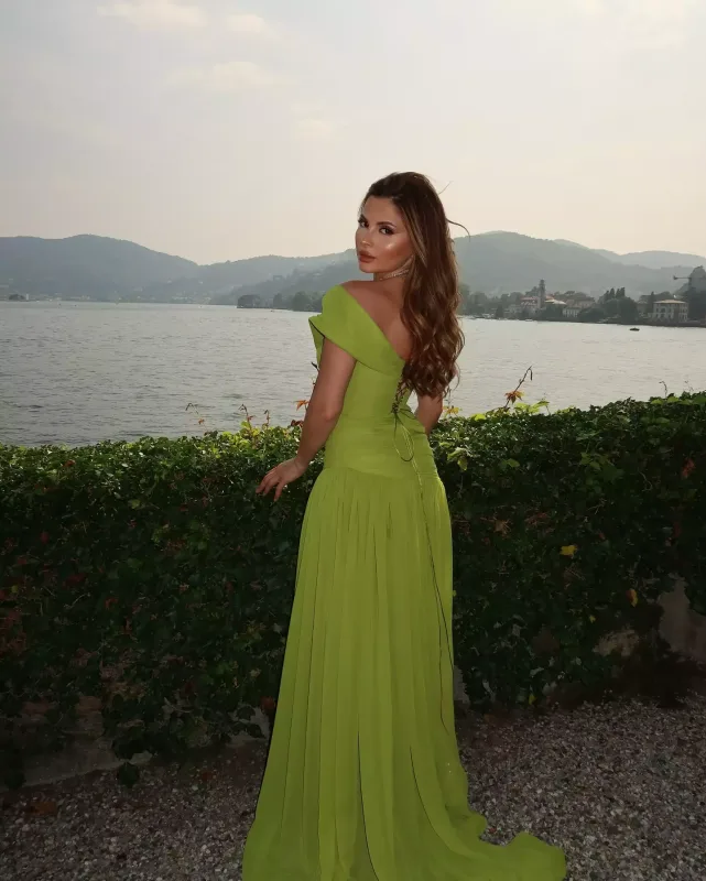 Toya kim nə geyindi?