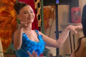 Aysel özünə ad günü edir