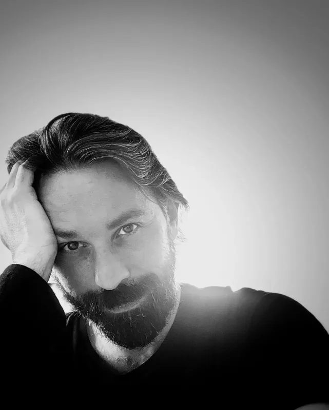 Aktyor 13-cü mərtəbədən yıxılıb öldü