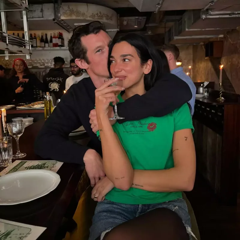 Nişanlandığını açıqladı