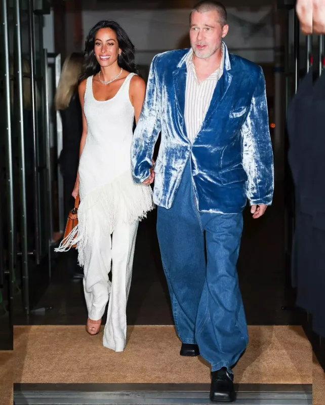 Bred Pitt sevgilisi ilə...