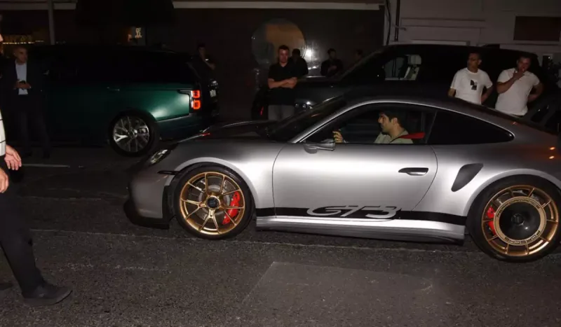 Burak Özçivit 35 milyonluq maşını ilə