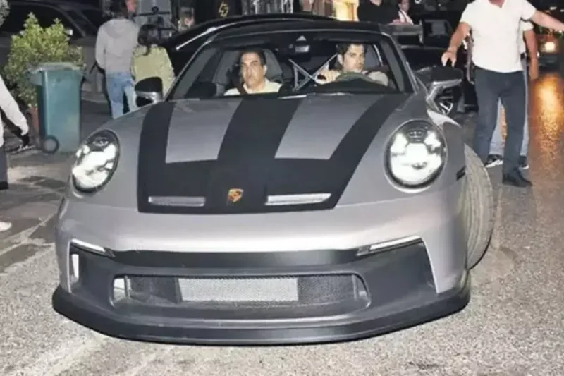 Burak Özçivit 35 milyonluq maşını ilə