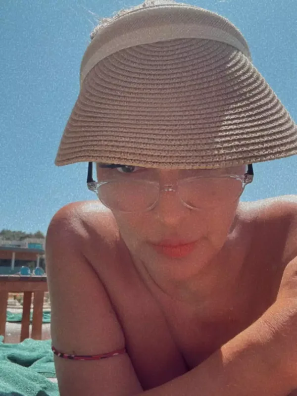 Demetin çimərlik geyimindəki fotoları gündəm oldu