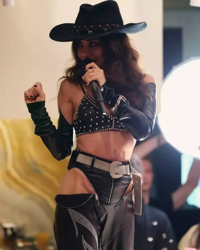 47 yaşlı müğənninin gənc oğlanla “isti” anları