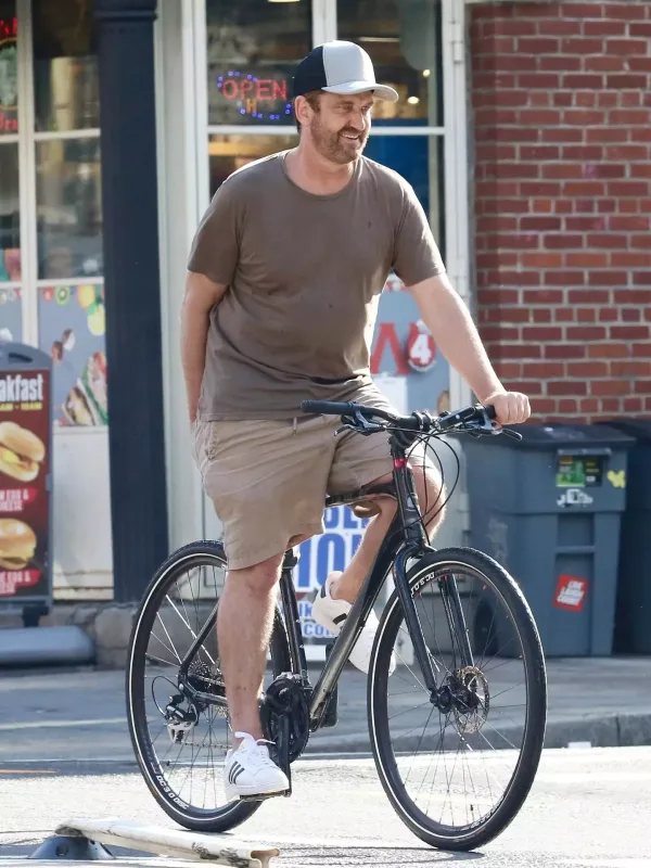 Jerard Batler sevgilisi ilə Nyu-York küçələrində