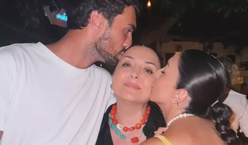 Mahir anasının ad gününü qeyd etdi