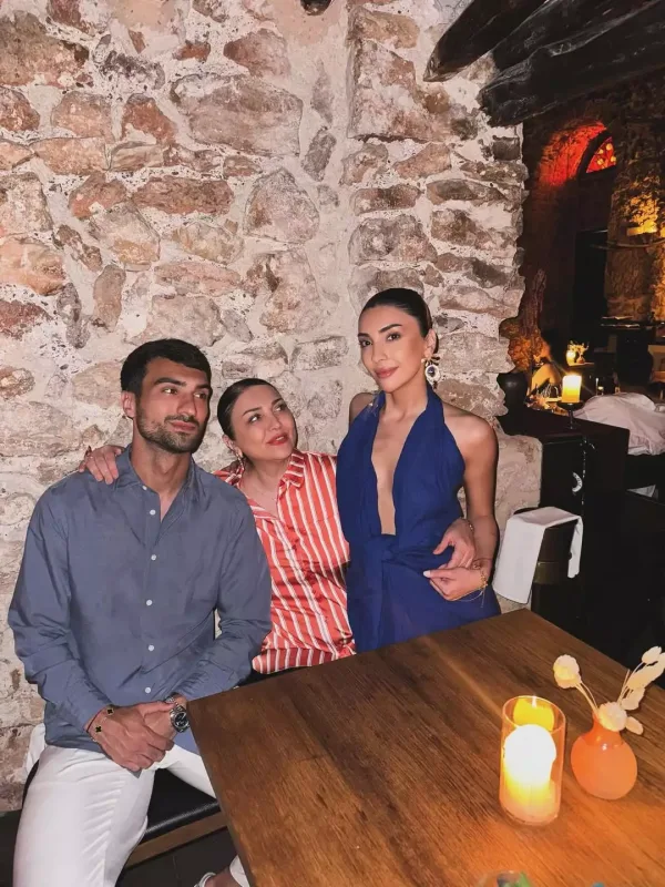 Mahir anasının ad gününü qeyd etdi