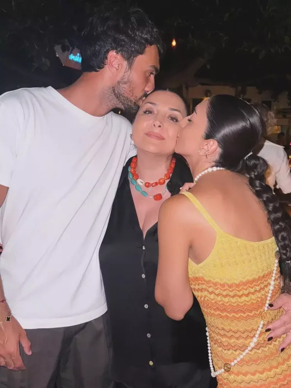 Mahir anasının ad gününü qeyd etdi