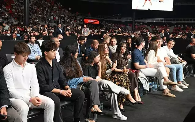 Prezidentin ailə üzvləri də gecəki döyüşləri izləyib