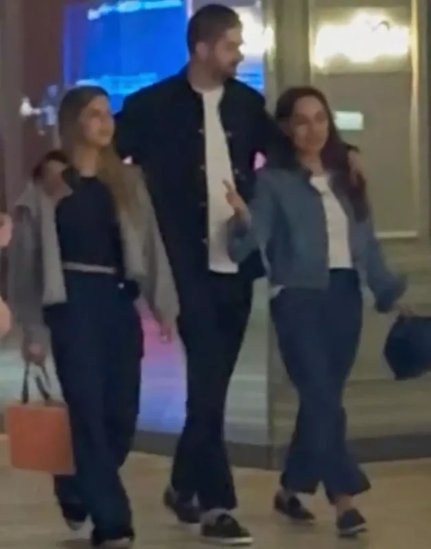 Ebru Gündeş qızı və həyat yoldaşı ilə…