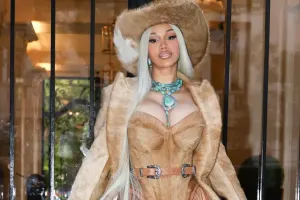 Kardi Bi kovboy tərzində